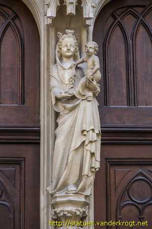 Wien - Heiligenstatuen an der Portalen der Minoritenkirche