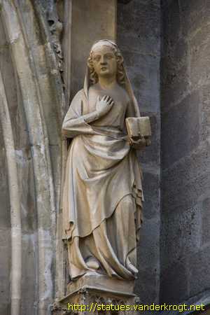 Wien - Heiligenstatuen an der Portalen der Minoritenkirche
