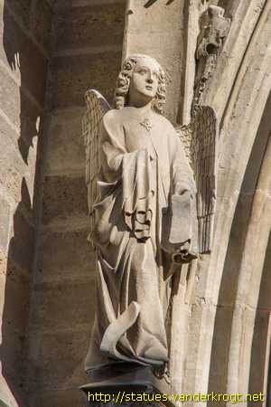 Wien - Heiligenstatuen an der Portalen der Minoritenkirche