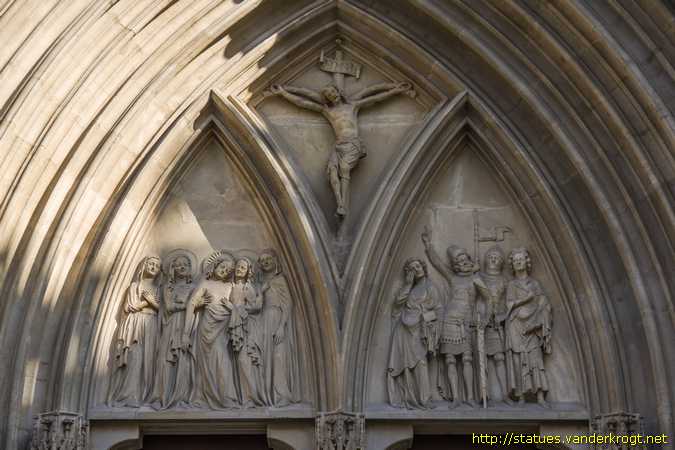 Wien - Heiligenstatuen an der Portalen der Minoritenkirche