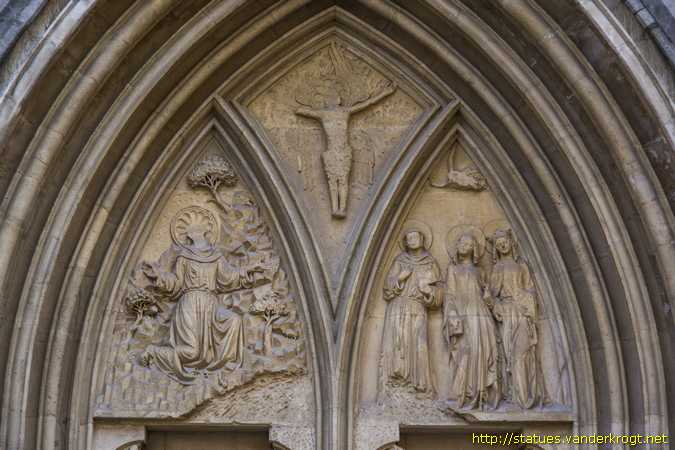 Wien - Heiligenstatuen an der Portalen der Minoritenkirche