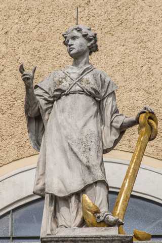 Wien - Fassadenstatuen an der Schottenkirche