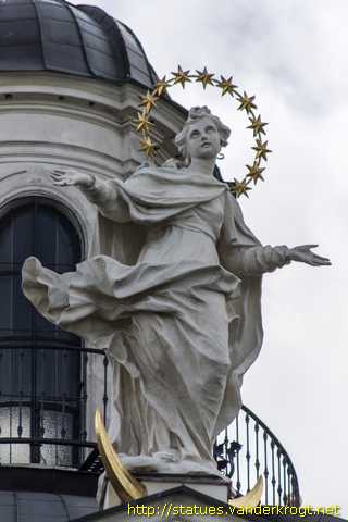 Wien - Heiligenstatuen an der Salesianerinnenkirche