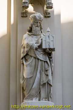 Wien - Heiligenstatuen an der Pfarrkirche Maria Hietzing