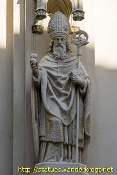 Wien - Heiligenstatuen an der Pfarrkirche Maria Hietzing