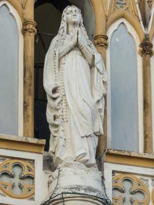Belo Horizonte - Estátuas dos santos na Basílica de Lourdes