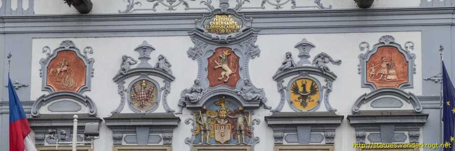 České Budějovice - Alegorické sochy na radnici