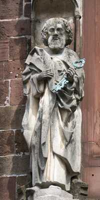 Baden-Baden - Fassadenstatuen an der Stiftskirche