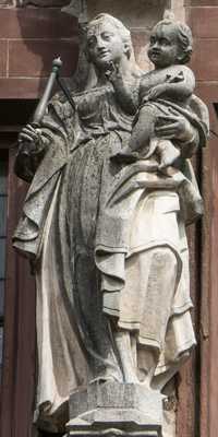 Baden-Baden - Fassadenstatuen an der Stiftskirche