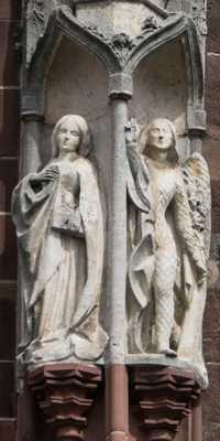 Baden-Baden - Fassadenstatuen an der Stiftskirche