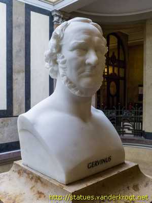 Heidelberg - Büsten im Treppenhaus der Universitätsbibliothek