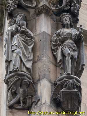 Tübingen - Heiligenstatuen an der Stiftskirche St. Georg