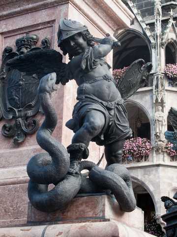Mariensäule (München) - Putto with snake
