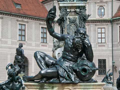 Wittelsbacher-Brunnen (München)- River god