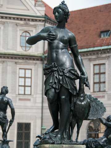 Wittelsbacher-Brunnen (München) - Hera or Juno