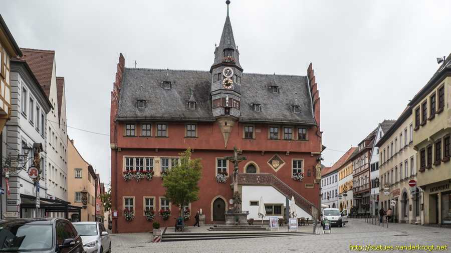 Ochsenfurt - Kruzifix mit der trauernden Muttergottes