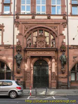Frankfurt am Main - Fassadenfiguren am Südbau des Neuen Rathauses