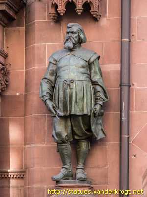 Frankfurt am Main - Fassadenfiguren am Südbau des Neuen Rathauses
