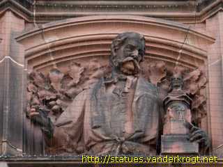 Frankfurt am Main - Fassadenfiguren am Südbau des Neuen Rathauses