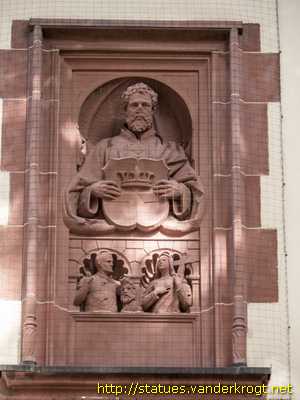 Frankfurt am Main - Fassadenfiguren am Südbau des Neuen Rathauses