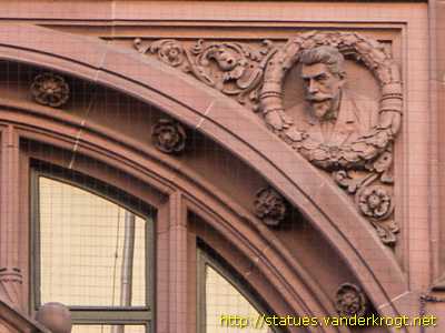 Frankfurt am Main - Fassadenfiguren am Südbau des Neuen Rathauses