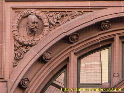 Frankfurt am Main - Fassadenfiguren am Südbau des Neuen Rathauses