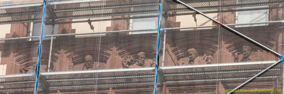 Frankfurt am Main - Fassadenfiguren am Südbau des Neuen Rathauses