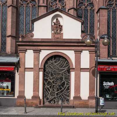 Frankfurt am Main - Skulpturen an der Liebfrauenkirche