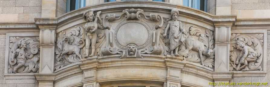 Hannover - Skulpturen an der Nordfassade des Neuen Rathauses