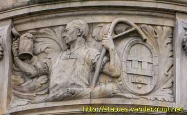 Hannover - Skulpturen an der Nordfassade des Neuen Rathauses