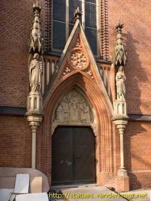 Hannover - Skulpturen an der Christuskirche