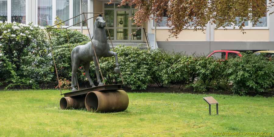 Jever - Pferd auf Rädern aus Industriemüll