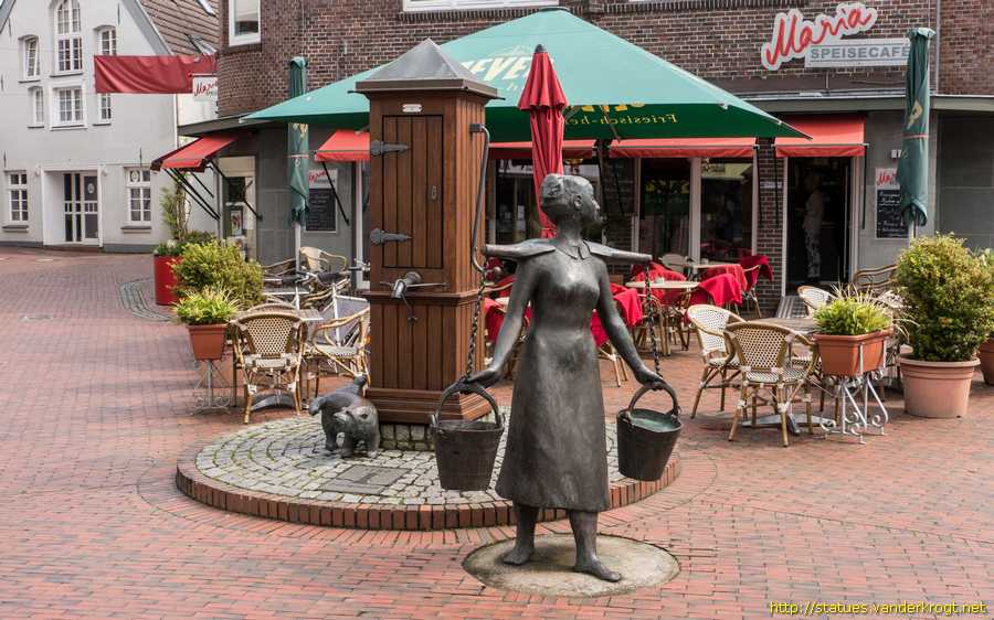 Jever - Wasserträgerin mit Hund - 'Theda und Lumpi'