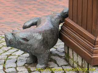 Jever - Wasserträgerin mit Hund - 'Theda und Lumpi'