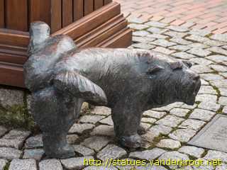 Jever - Wasserträgerin mit Hund - 'Theda und Lumpi'