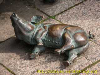 Aurich - Ziege und Sau mit Ferkeln