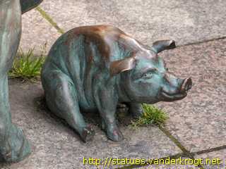 Aurich - Ziege und Sau mit Ferkeln