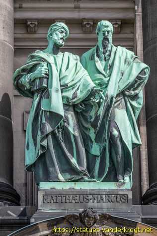 Berlin - Statuen der Vier Evangelisten am Dom