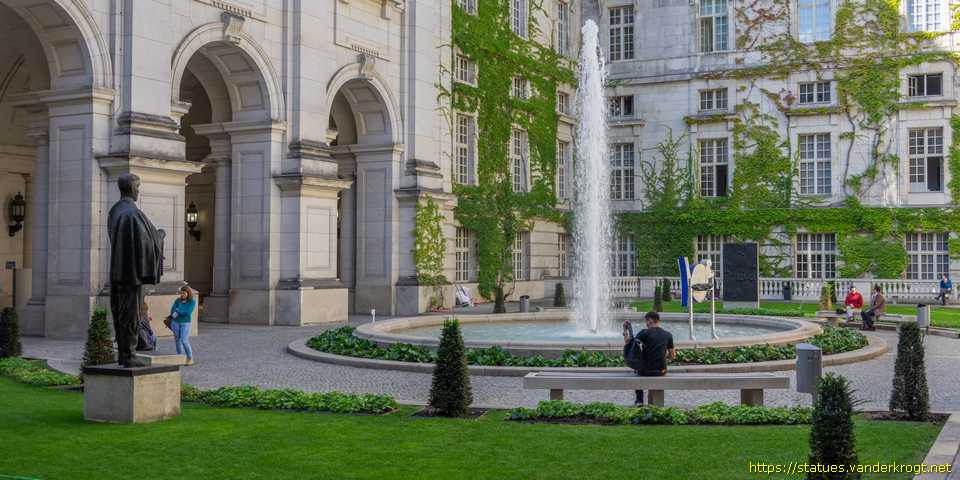 Berlin - Lesende Arbeiter
