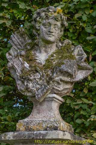 Rauischholzhausen - Zwei Büsten: Musik und Theater