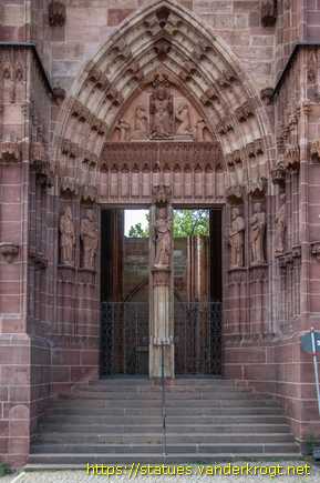 Wetzlar - Heiligenstatuen am Wetzlarer Dom