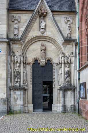 Wetzlar - Heiligenstatuen am Wetzlarer Dom