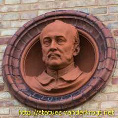 Schwerin - Fassadenfiguren und Porträtmedaillons am Fridericianum