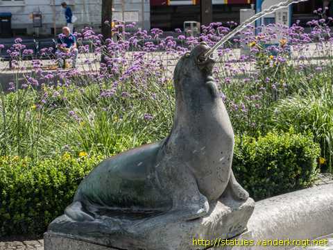 Schwerin - Brunnen 'Rettung aus Seenot'