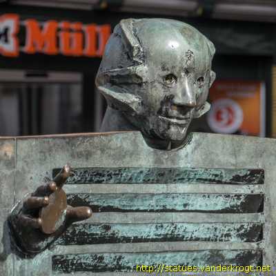 Celle - Homme passant la porte - Ein Mann durchstößt die Pforte