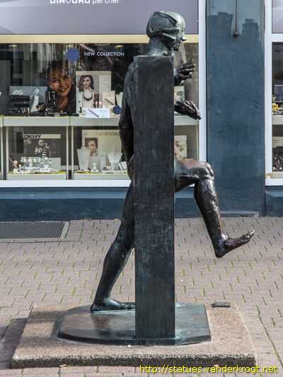 Celle - Homme passant la porte - Ein Mann durchstößt die Pforte