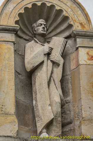 Hildesheim - Statuen am Tor des Andreanums in der Klosterstraße