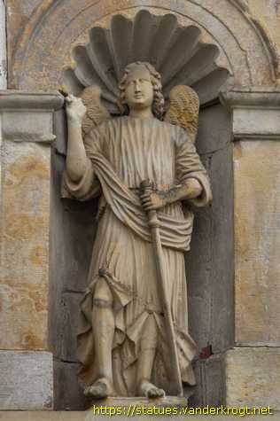 Hildesheim - Statuen am Tor des Andreanums in der Klosterstraße