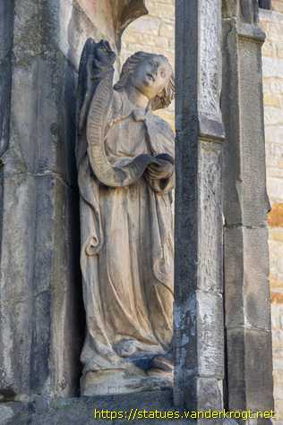 Hildesheim - Heiligenstatuen an der Dom