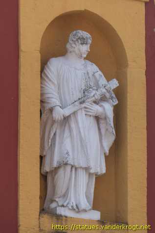 Meppen - Heiligenstatuen an der Gymnasialkirche